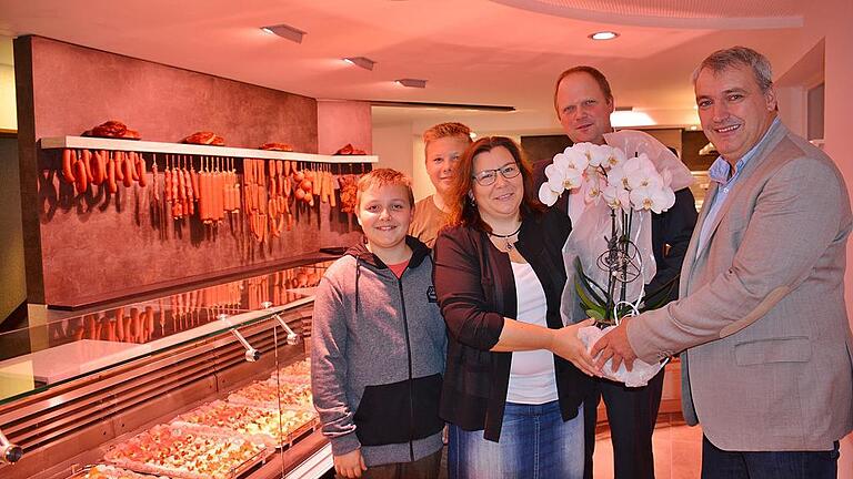 Neueröffnung: Zweiter Bürgermeister Udo Rost (rechts) gratulierte der jungen Unternehmerfamilie Marco und Katharina Neugebauer ganz herzlich. Mit auf dem Bild die beiden Söhne Paul und Moritz. Foto: Hanns Friedrich