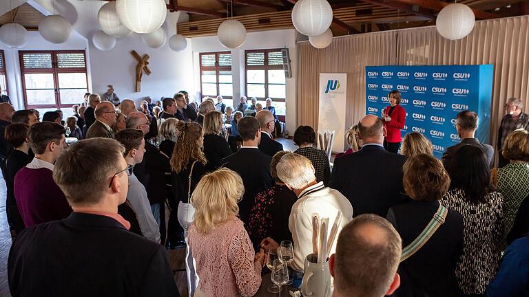 Im Pfarrzentrum Maximilian Kolbe luden der CSU Kreisverband Schweinfurt Stadt und die Junge Union Schweinfurt zu ihrem diesjährigen Neujahrsempfang. Im Pfarrzentrum Maximilian Kolbe luden der CSU Kreisverband Schweinfurt Stadt und die Junge Union Schweinfurt zu ihrem diesjährigen Neujahrsempfang.