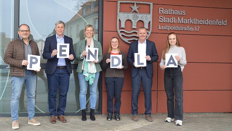 Thomas Schäbler (von links) von Procter &amp; Gamble, Christian Endres von Warema, Nadja Stefan von Schleunungdruck, Oliwia Laska von Fertig Motors sowie Bürgermeister Thomas Stamm und Johanna Ebersbach von der städtischen Wirtschaftsförderung freuen sich über die Online-Mitfahrzentrale Pendla.