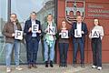 Thomas Schäbler (von links) von Procter &amp; Gamble, Christian Endres von Warema, Nadja Stefan von Schleunungdruck, Oliwia Laska von Fertig Motors sowie Bürgermeister Thomas Stamm und Johanna Ebersbach von der städtischen Wirtschaftsförderung freuen sich über die Online-Mitfahrzentrale Pendla.