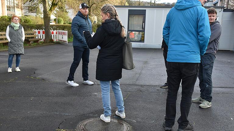 Der Boden vor den Kindergarten-Containern  und der den Platz umgebende Zaun muss ausgebessert werden, denn der schadhafte Asphaltbelag stellte eine Unfallgefahr dar, hieß es im Bauausschuss.