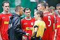 Schiedsrichterin Davina Lutz (Mitte) im Gespräch mit Co-Trainer Giuseppe Livadoti vom Würzburger FV, umringt von mehreren Regensburger Spielern. Das Bayernliga-Spiel zwischen dem Würzburger FV und dem SSV Jahn Regensburg II wurde zur Halbzeit abgebrochen.