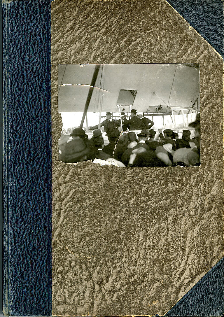 Wer füllte wohl einst dieses Album und wie gelangte es ins Archiv der Luftschiffbau Zeppelin GmbH? Die eingeklebten Aufnahmen sind alle unbeschriftet. Auf dem Deckel zu sehen: ein Foto des Grafen Zeppelin in einer umringten Luftschiffgondel. Wer füllte wohl einst dieses Album und wie gelangte es ins Archiv der Luftschiffbau Zeppelin GmbH? Die eingeklebten Aufnahmen sind alle unbeschriftet. Auf dem Deckel zu sehen: ein Foto des Grafen Zeppelin in einer umringten Luftschiffgondel.