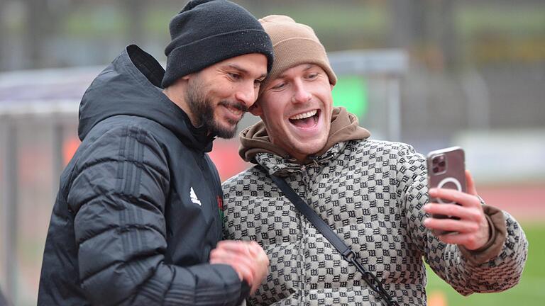 Gelöste Stimmung wie lange nicht mehr nach einem Spiel des FC 05 Schweinfurt: Der verletzte Stürmer Benjamin Hadzic (rechts) macht ein Selfie mit 1:0-Torschütze Adam Jabiri. Gelöste Stimmung wie lange nicht mehr nach einem Spiel des FC 05 Schweinfurt: Der verletzte Stürmer Benjamin Hadzic (rechts) macht ein Selfie mit 1:0-Torschütze Adam Jabiri.