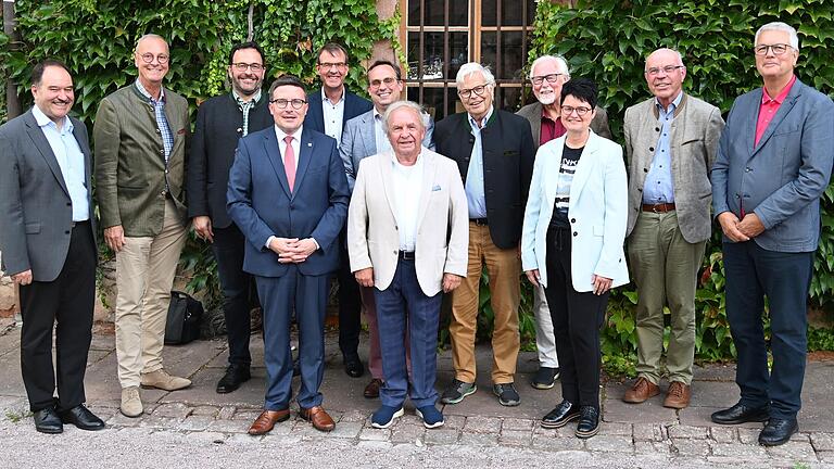 Der neue Vorstand des Freundeskreises Kloster Bronnbach: (von links) Gerhard Sextl, Stefan Mikulicz, Christoph Ebers, Landrat Christoph Schauder, Peter Vogel, Torsten Englert, Georg Denzer, Walter Kurz, Jörg Paczkowski, Gabriela König, Klaus Wunderlich, Michael Grethe. Zum Vorstand gehört auch Manfred Wittenstein. Der neue Vorstand des Freundeskreises Kloster Bronnbach: (von links) Gerhard Sextl, Stefan Mikulicz, Christoph Ebers, Landrat Christoph Schauder, Peter Vogel, Torsten Englert, Georg Denzer, Walter Kurz, Jörg Paczkowski, Gabriela König, Klaus Wunderlich, Michael Grethe. Zum Vorstand gehört auch Manfred Wittenstein.