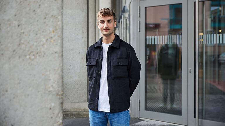 Zusammen mit seinem Kollegen Moritz Hanl hat Philipp 14.000 Euro in ihr Start-up Neugedacht investiert. Doch dann ist das Projekt gescheitert. Zusammen mit seinem Kollegen Moritz Hanl hat Philipp 14.000 Euro in ihr Start-up Neugedacht investiert. Doch dann ist das Projekt gescheitert.
