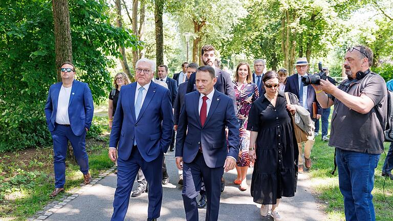 Bundespräsident Steinmeier       -  Bundespräsident Frank-Walter Steinmeier (M, l) geht bei einem Besuch in Weiden mit Jens Meyer (M, SPD), Oberbürgermeister von Weiden, durch die Stadt. Steinmeier verlegt seinen Amtssitz für drei Tage vom 25. bis 27. Juni nach Bayern um in der Region mit Bürgern ins Gespräch zu kommen.