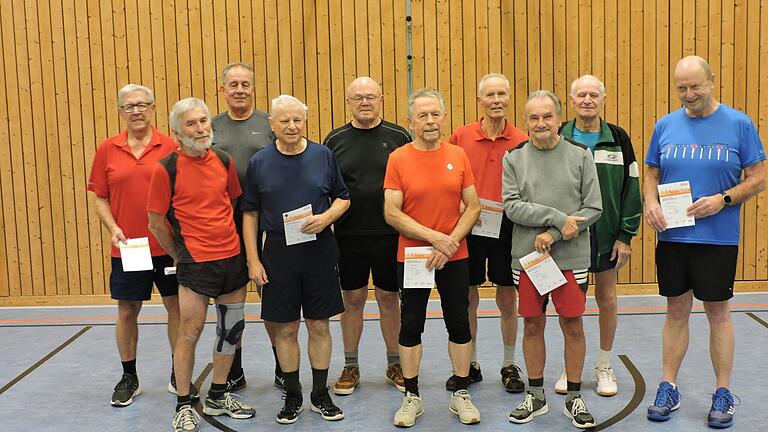 Mit Erfolg absolvierten (von links) Walter Büchs, Elmar Müller, Peter Schlembach, Siegfried Patermann, Manfred Steigerwald, Alfons Freibott, Rudolf Gottwald, Norbert Schmidt, Roland Werling und Albrecht Piater aus der „Männer 50+“-Sportgruppe der DJK Salz das Deutsche Sportabzeichen. Auf dem Bild fehlt Ulrich Mann.