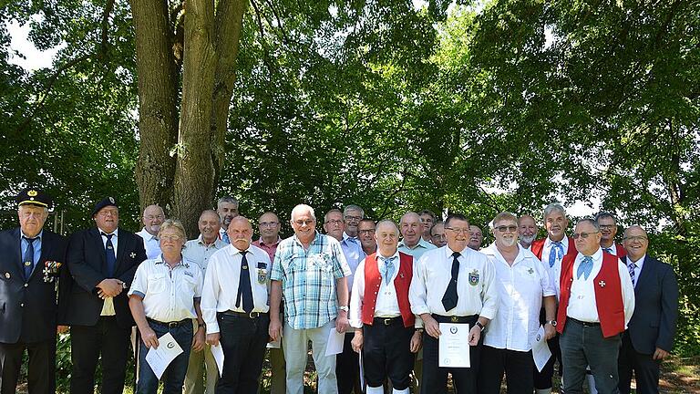 Anlässlich zum 110-jährigen Bestehen der Soldaten- und Reservistenkameradschaft Billingshausen ehrten Vorsitzender Steffen Fries (Zweiter von links) und der stellvertretender Kreisvorsitzender Wolfgang Güßregen (ganz links) eine große Zahl von verdienten und langjährigen Mitgliedern. Anlässlich zum 110-jährigen Bestehen der Soldaten- und Reservistenkameradschaft Billingshausen ehrten Vorsitzender Steffen Fries (Zweiter von links) und der stellvertretender Kreisvorsitzender Wolfgang Güßregen (ganz links) eine große Zahl von verdienten und langjährigen Mitgliedern.