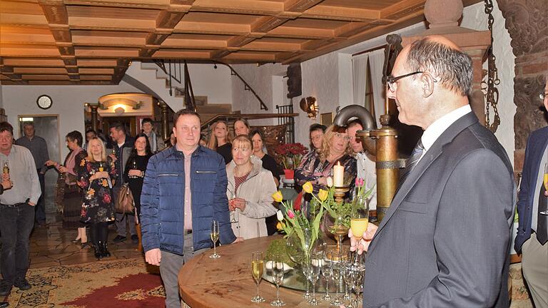 Bürgermeister Roland Hoh stieß mit den Gemeinderäten und den Mitarbeitern der Gemeinde sowie deren Partnern auf ein erfolgreiches Jahr 2020 an.