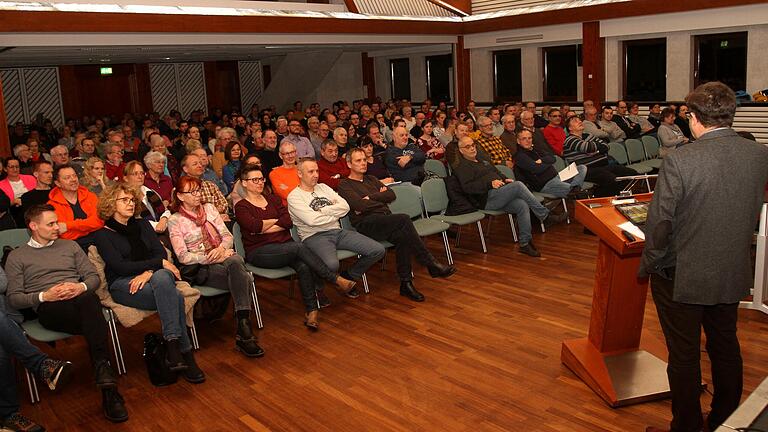 Groß war in Ebelsbach das Interesse an der Diskussion über das Baugebiet 'Am Herrenwald'. Bürgermeister Walter Ziegler (rechts) informierte über das Vorhaben.