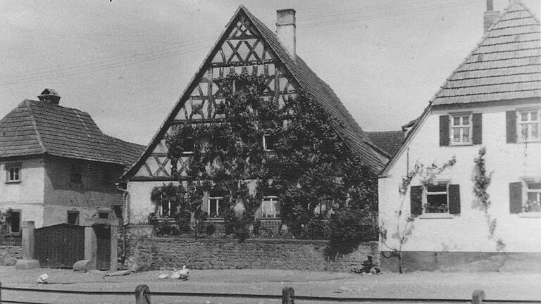 Im April 1948 eröffnete Dr. Karl Dorda im Bauernhaus der Familie Weber in der Bahnhofstraße gegenüber der Weeth seine Praxis. 1952 bezog die Familie ein eigenes Wohnhaus mit Praxis in der Schwebheimer Straße. Im April 1948 eröffnete Dr. Karl Dorda im Bauernhaus der Familie Weber in der Bahnhofstraße gegenüber der Weeth seine Praxis. 1952 bezog die Familie ein eigenes Wohnhaus mit Praxis in der Schwebheimer Straße.