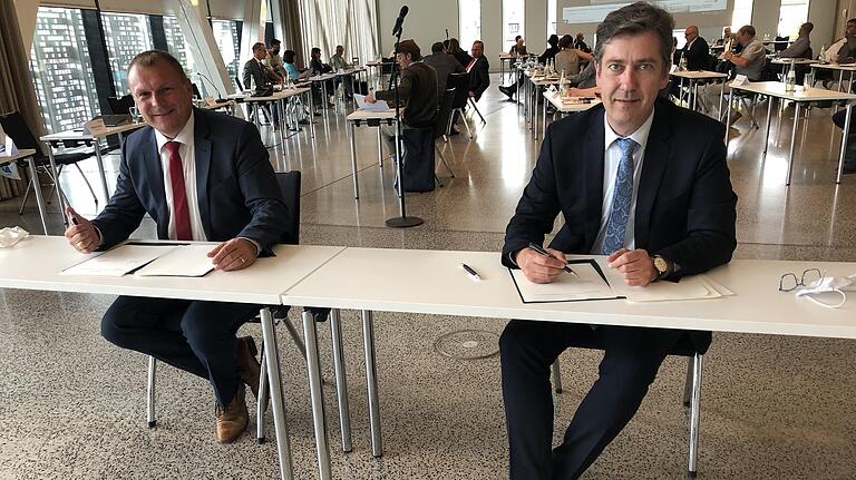 Thomas Eberth (Landrat, Landkreis Würzburg, links) und Christian Schuchardt (Oberbürgermeister Würzburg) unterzeichnen die Kooperationsvereinbarung zur Zusammenarbeit. Zum ersten Mal tagte der gemeinsame Ausschuss stadt.land.wü Thomas Eberth (Landrat, Landkreis Würzburg, links) und Christian Schuchardt (Oberbürgermeister Würzburg) unterzeichnen die Kooperationsvereinbarung zur Zusammenarbeit. Zum ersten Mal tagte der gemeinsame Ausschuss stadt.land.wü