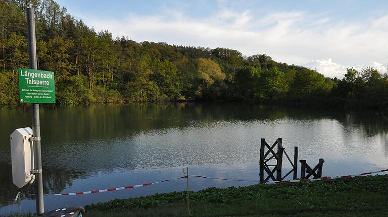 Der frühere Steg am Goßmannsdorfer See wurde entfernt. Der frühere Steg am Goßmannsdorfer See wurde entfernt.