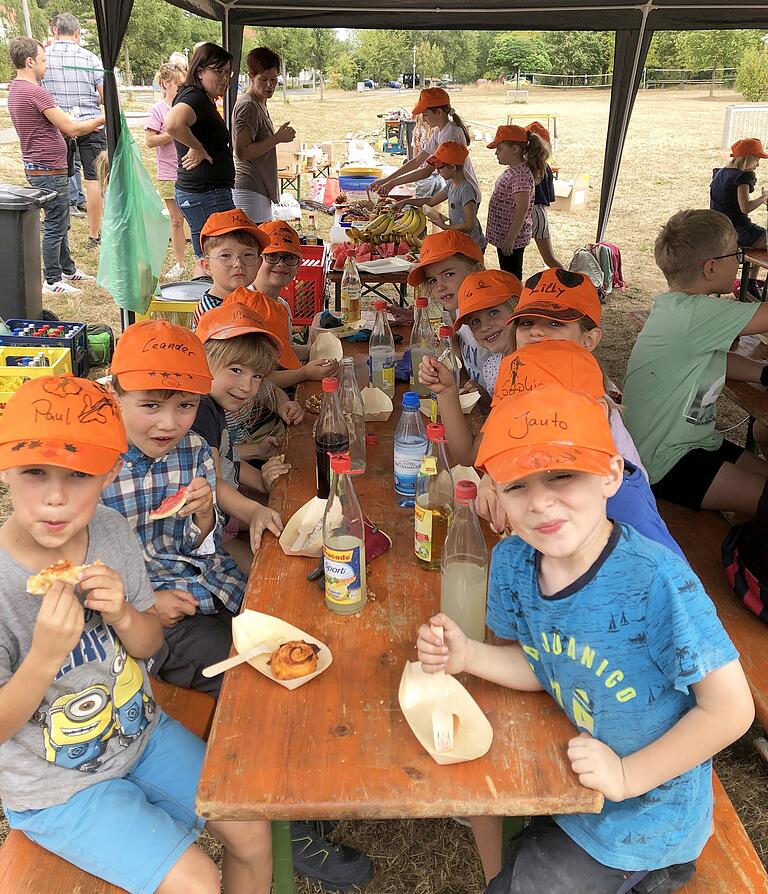 Den Kindern schmeckt das Essen und die Kinderwoche, mit orangen Mützen und Namen darauf, sind sie leicht zu erkennen.