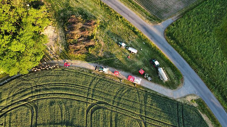 Wasserentnahme, das Zubringerfass, Verteiler auf Bereitstellungsplane, dann mit D-Schlauch weiter zum Brandherd.