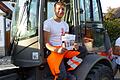 Lange Nacht der Baustelle in Düllstadt: Der 19-jährige Denis Zimmermann (links)  aus Kitzingen ist im ersten Lehrjahr und informiert die Besucher über seine Arbeit.
