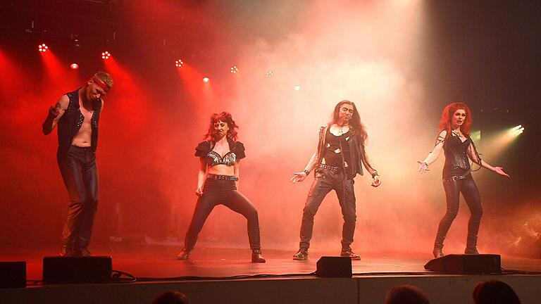 Mit 'We will Rock you' fand die Musical-Show ihren Höhepunkt und die vier Bühnenstars schlüpften abwechselnd in die Rolle von Freddie Mercury. Mit 'We will Rock you' fand die Musical-Show ihren Höhepunkt und die vier Bühnenstars schlüpften abwechselnd in die Rolle von Freddie Mercury.