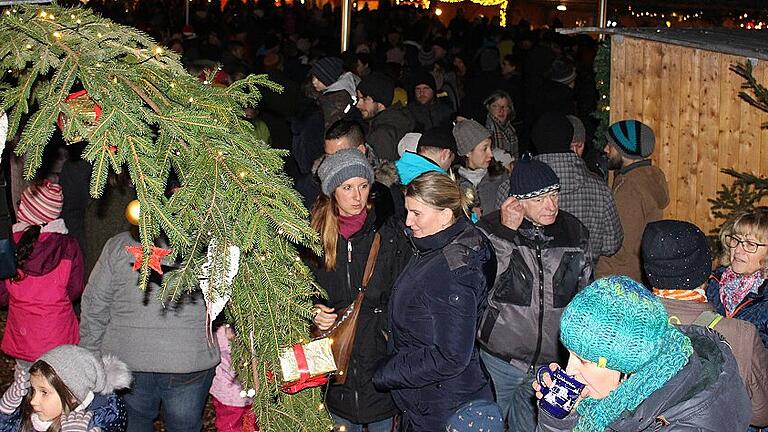 Angenehme Temperaturen luden beim Weihnachtsmarkt in Dippach zum Verweilen ein.