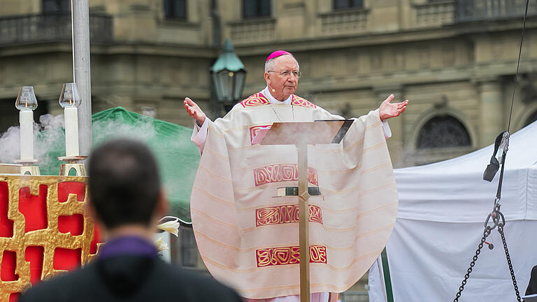 Mit 350 Besuchern fand erstmals die Eucharistiefeier zu Fronleichnam als Freiluftmesse auf dem Residenzplatz am Donnerstag 11.06.20 mit Weihbischof Boom in Würzburg statt.