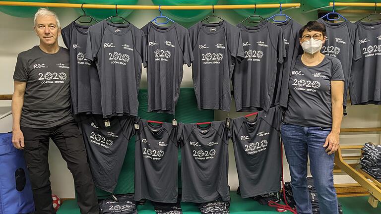 Die T-Shirts für die Rhön-Grabfeld-Cup Teilnehmer&nbsp; wurden in den letzten Tagen des alten Jahres an die Vereine verschickt. Eberhard Helm (links), Bettina Topitsch und deren Team packten die Kartons.