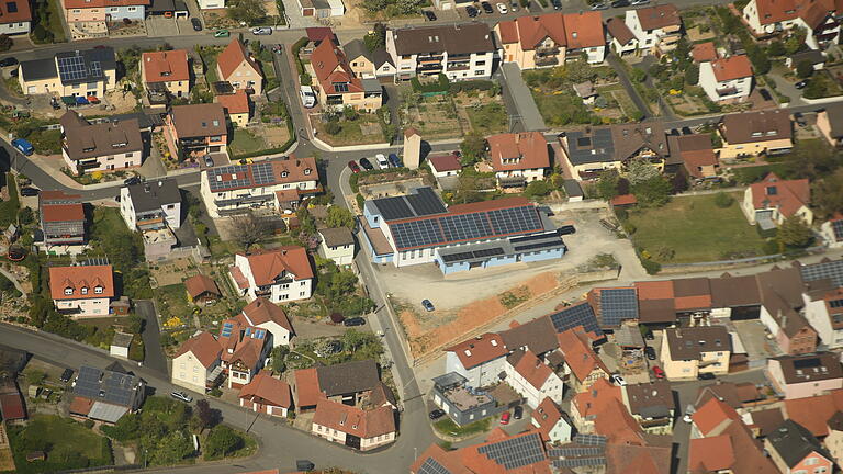 Im Helmstadter Gemeinderat ging es um einige Themen, unter anderem die renovierte Turnhalle des TV Helmstadt, für die noch eine Restschuld über 50 000 Euro offen ist. Im Helmstadter Gemeinderat ging es um einige Themen, unter anderem die renovierte Turnhalle des TV Helmstadt, für die noch eine Restschuld über 50 000 Euro offen ist.