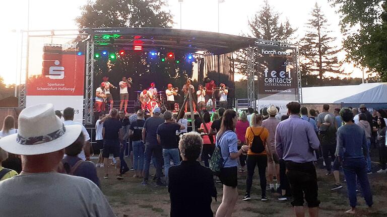 Für Stimmung sorgte am Samstagabend beim Blasmusikfestival 'Horch amal' in Sennfeld die 'Jack Russel's Halsbänd'. Für Stimmung sorgte am Samstagabend beim Blasmusikfestival 'Horch amal' in Sennfeld die 'Jack Russel's Halsbänd'.