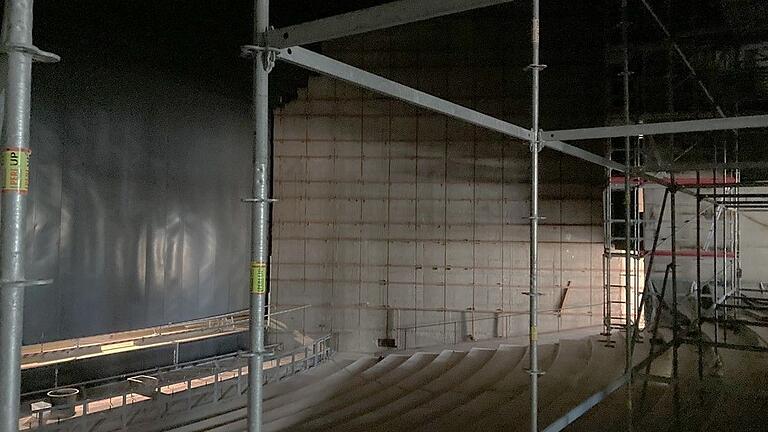 Blick in den Zuschauerraum im Theater im Sommer 2024: Die Stühle und die polygonalen Wandelemente sind eingelagert, die Asbestsanierung ist mittlerweile abgeschlossen.