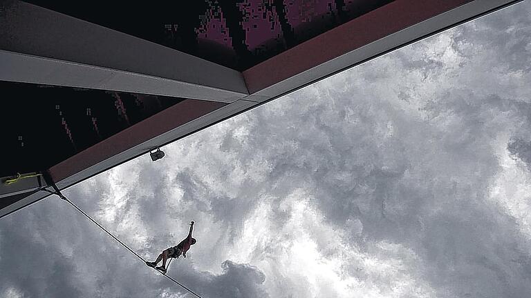 Ein sogenannter Slackliner führt in Friedrichshafen während der Fachmesse Outdoor Kunststücke auf einer Slackline des Herstellers Gibbon vor, die in Dachhöhe zwischen zwei Messehallen gespannt ist. Diese Art des Slacklinings nennt sich daher Highlining, bei der die Sportler oftmals nur gesichert das Band betreten. Ein sogenannter Slackliner führt in Friedrichshafen während der Fachmesse Outdoor Kunststücke auf einer Slackline des Herstellers Gibbon vor, die in Dachhöhe zwischen zwei Messehallen gespannt ist. Diese Art des Slacklinings nennt sich daher Highlining, bei der die Sportler oftmals nur gesichert das Band betreten.