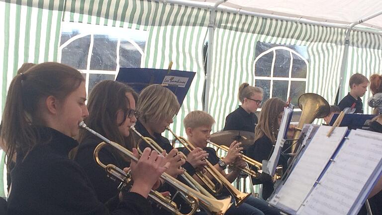 Bei den Nachwuchsmusikanten, den 'Los Bambinos', hatten einige zum Teil ihren ersten Auftritt beim Maifest der Nüdlinger Musikanten. Kerstin Väth - Bei den Nachwuchsmusikanten, den 'Los Bambinos', hatten einige zum Teil ihren ersten Auftritt beim Maifest der Nüdlinger Musikanten. Kerstin Väth Bei den Nachwuchsmusikanten, den 'Los Bambinos', hatten einige zum Teil ihren ersten Auftritt beim Maifest der Nüdlinger Musikanten. Kerstin Väth - Bei den Nachwuchsmusikanten, den 'Los Bambinos', hatten einige zum Teil ihren ersten Auftritt beim Maifest der Nüdlinger Musikanten. Kerstin Väth