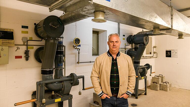 Nils Brennecke im Luftfilter-Raum: In den 80er Jahren wurde der Schweinfurter Hochbunker A8 aus Angst vor atomaren Angriffen 'atombombensicher' gemacht. Nils Brennecke im Luftfilter-Raum: In den 80er Jahren wurde der Schweinfurter Hochbunker A8 aus Angst vor atomaren Angriffen 'atombombensicher' gemacht.