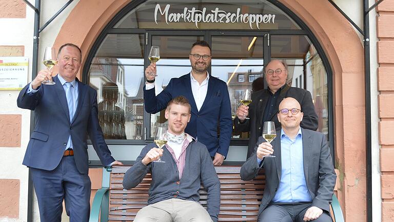 Stoßen schon mal auf die baldige Wiedereröffnung der Vinothek an: (Von links) Geschäftsleiter Gerhard Schneider, (hinten) Wirtschaftsförderer Sebastian M. Bünner und Kulturreferent Peter Weidisch, sowie (vorn) der neue Pächter Marcus Beran und Oberbürgermeister Dr. Dirk Vogel. Stoßen schon mal auf die baldige Wiedereröffnung der Vinothek an: (Von links) Geschäftsleiter Gerhard Schneider, (hinten) Wirtschaftsförderer Sebastian M. Bünner und Kulturreferent Peter Weidisch, sowie (vorn) der neue Pächter Marcus Beran und Oberbürgermeister Dr. Dirk Vogel.