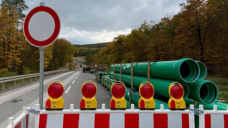 Gesperrt: Bis 20. Dezember soll der erste Abschnitt des Straßenbaus nach Frickenhausen fertiggestellt sein. Ob der Zeitplan eingehalten werden kann, hängt vom Wetter ab. Gesperrt: Bis 20. Dezember soll der erste Abschnitt des Straßenbaus nach Frickenhausen fertiggestellt sein. Ob der Zeitplan eingehalten werden kann, hängt vom Wetter ab.