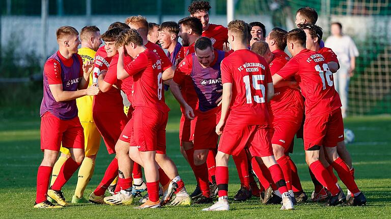 Ein rotes Tänzchen: Die Kickers-Reserve feiert ihren 2:0-Sieg in der Relegation gegen Geroldshausen.