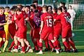Ein rotes Tänzchen: Die Kickers-Reserve feiert ihren 2:0-Sieg in der Relegation gegen Geroldshausen.