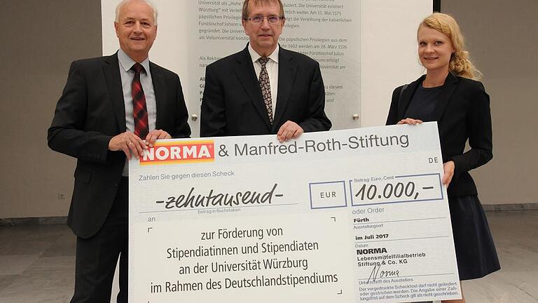 Bei der Scheckübergabe im Lichthof der Uni: (von links) Niederlassungsleiter Norma Franz Fritzenschaft, Universitätspräsident Alfred Forchel und Norma-Verkaufsleiterin Kathrin Maurer.