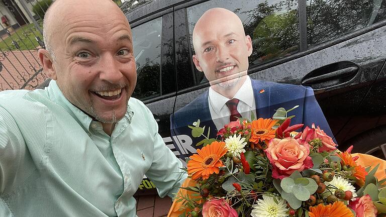 Feiert seinen Wahlsieg: Am Tag nach der Bundestagswahl bedachte MdB Alexander Hoffmann (CSU) seine Frau und seine Wahlkreis-Geschäftsführerin mit Blumen. Feiert seinen Wahlsieg: Am Tag nach der Bundestagswahl bedachte MdB Alexander Hoffmann (CSU) seine Frau und seine Wahlkreis-Geschäftsführerin mit Blumen.