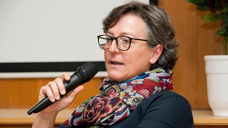Monika Kraft, stellvertretende Fachbereichsleitung Jugend und Familie bei der Stadt Würzburg, bei einer Podiumsdiskussion zum Thema Kitaplatz-Mangel. Monika Kraft, stellvertretende Fachbereichsleitung Jugend und Familie bei der Stadt Würzburg, bei einer Podiumsdiskussion zum Thema Kitaplatz-Mangel. 