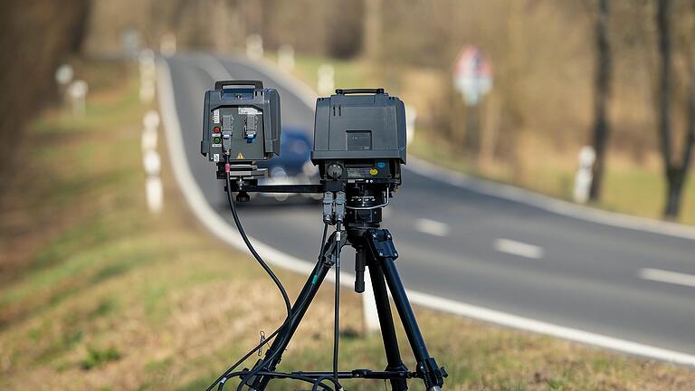 Am 21. April wird auf Bayerns Straßen wieder verstärkt geblitzt. Das Foto entstand beim Blitzermarathon 2022. Am 21. April wird auf Bayerns Straßen wieder verstärkt geblitzt. Das Foto entstand beim Blitzermarathon 2022.