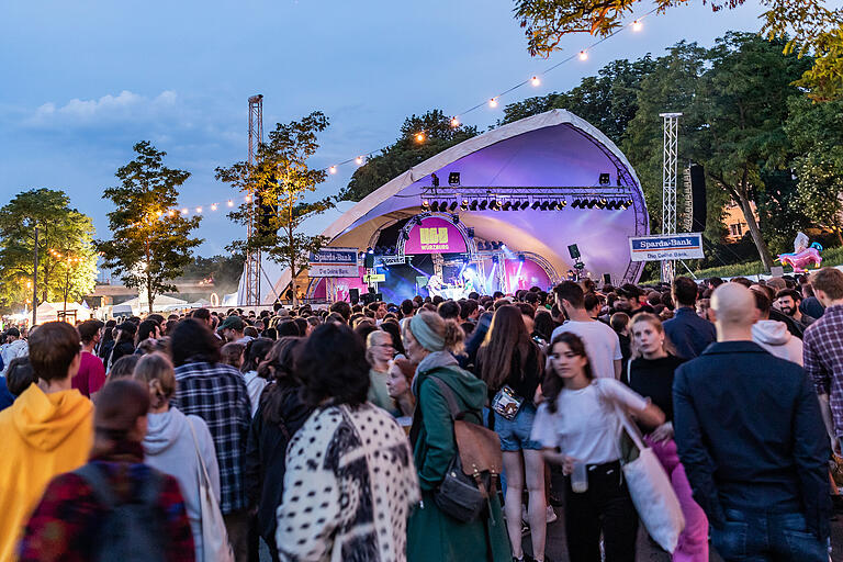 Das Umsonst & Draussen Festival auf den Mainwiesen gehört zu den größten Festivals in Bayern. Das Umsonst & Draussen Festival auf den Mainwiesen gehört zu den größten Festivals in Bayern.