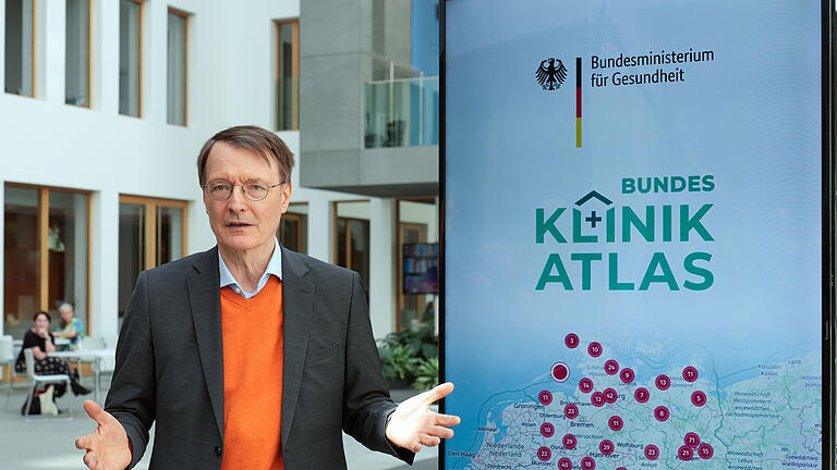 463371802.jpg       -  Karl Lauterbach (SPD), Bundesminister für Gesundheit, stellte im Mai vor Beginn einer Pressekonferenz den Bundes-Klinik-Atlas vor.