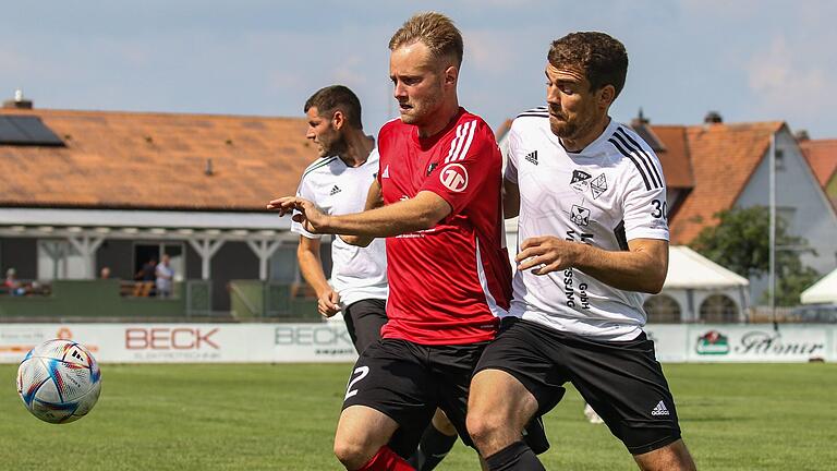 Schwarzachs Fabian Rabenstein (links) und Christoph Weth vom TSV Ettleben kämpfen um den Ball.