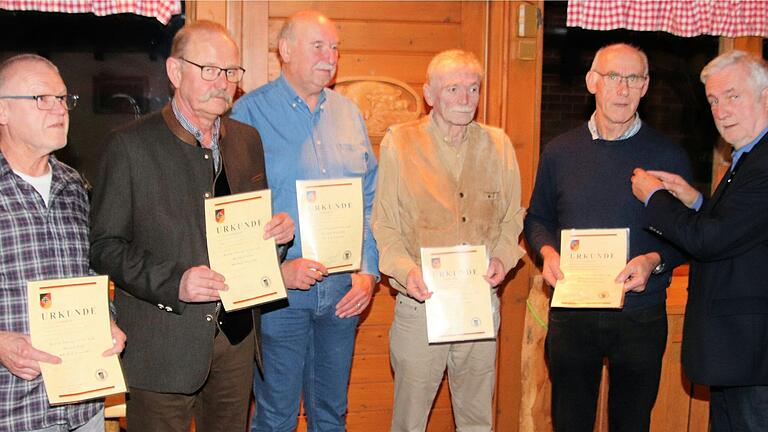 Bei der RK Bad Neustadt/Saale wurden (von links) Harald Buhl, Bernd Fischer, Harald Weyrich, Günter Grämer und Otto Jahrsdörfer von Gerhard Bauer vom Bezirksvorstand der Reservisten der Deutschen Bundeswehr für 40 Jahre Mitgliedschaft geehrt; es fehlen Peter  Hahn (40 Jahre) und Wilhelm Sturm (55 Jahre).