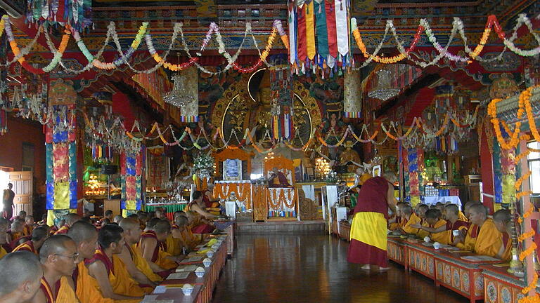 Puja mit Lama Zopa Rinpoche, der gemeinsam mit dem bereits verstorbenen Lama Yeshe das Kloster Kopan gründete.