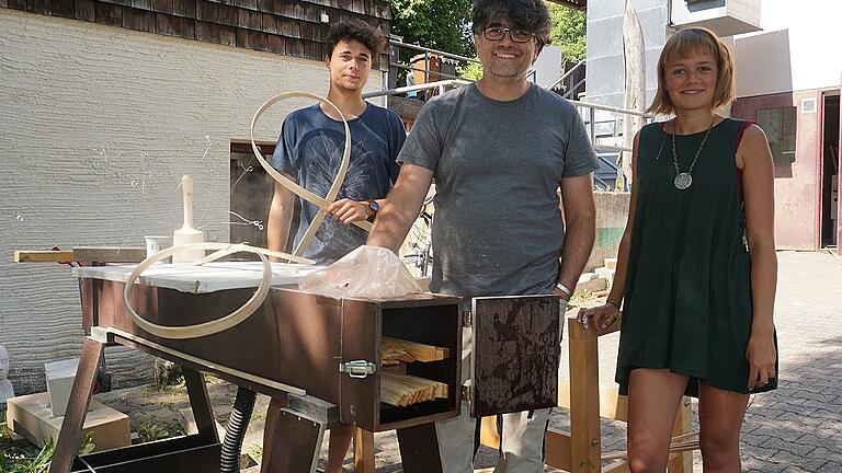 Markus Schmitt (Mitte) zeigte Louis Bruckauf und Berit Riekemann wie das Bugholz in der Dampfkammer vorbereitet wird. Markus Schmitt (Mitte) zeigte Louis Bruckauf und Berit Riekemann wie das Bugholz in der Dampfkammer vorbereitet wird.