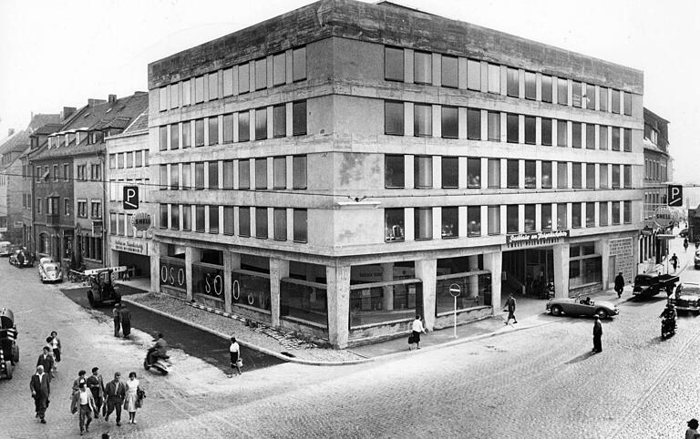 Das Parkhaus in der Haugerpfarrgasse, kurz nach seiner Eröffnung im Sommer 1960. Das Parkhaus in der Haugerpfarrgasse, kurz nach seiner Eröffnung im Sommer 1960.