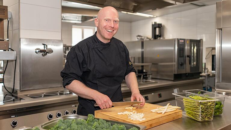 Küchenchef Hauke Pohl vom Ochsenfurter Flockenwerk kocht am liebsten saisonal. Deshalb gehört in seine Forellen-Quiche frischer Spargel.