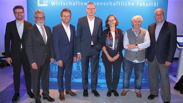 Diskutierten in Würzburg darüber, wohin aufgrund der aktuellen Krisen die Reise für Mainfrankens Wirtschaft geht (von links): Lukas Kagerbauer von der IHK Würzburg-Schweinfurt, WVV-Geschäftsführer Thomas Schäfer, Unternehmer Stefan Möhringer, VWL-Seniorprofessor Peter Bofinger, Uni-Vizepräsidentin Doris Fischer, Sterne-Koch Bernhard Reiser und IHK-Präsident Klaus D. Mapara