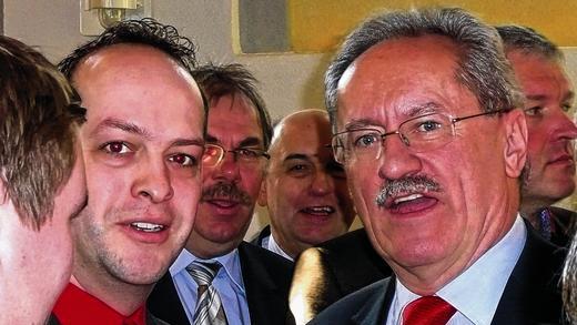 Umringt: SPD-Landtagsspitzenkandidat Christian Ude mit dem SPD-Kreisvorsitzenden Rhön-Grabfeld, Mattias Kihn (vorn links).