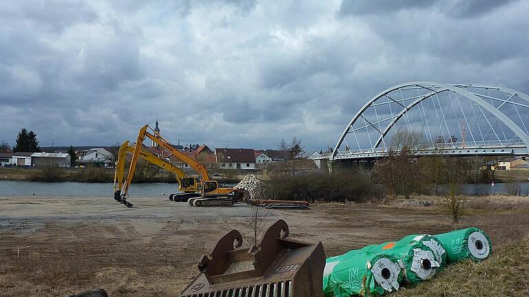 Auf Bergrheinfelder Gemarkung liegt der geplante Platz, von dem aus der Mainaushub über Grafenrheinfeld abtransportiert werden soll.